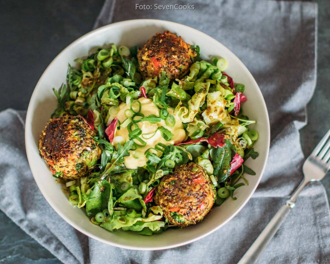 Vegetarisches Rezept: Bunte Quinoabällchen mit Curry-Dip 1