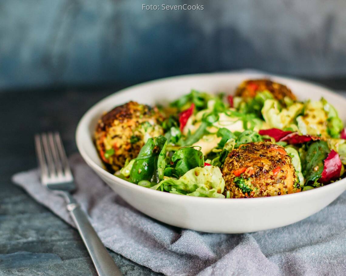 Vegetarisches Rezept: Bunte Quinoabällchen mit Curry-Dip 2