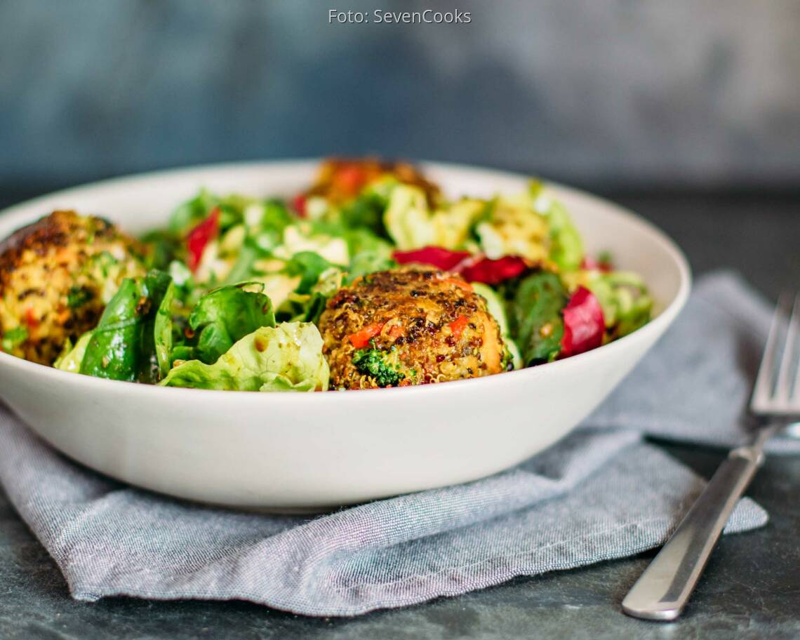 Vegetarisches Rezept: Bunte Quinoabällchen mit Curry-Dip 3