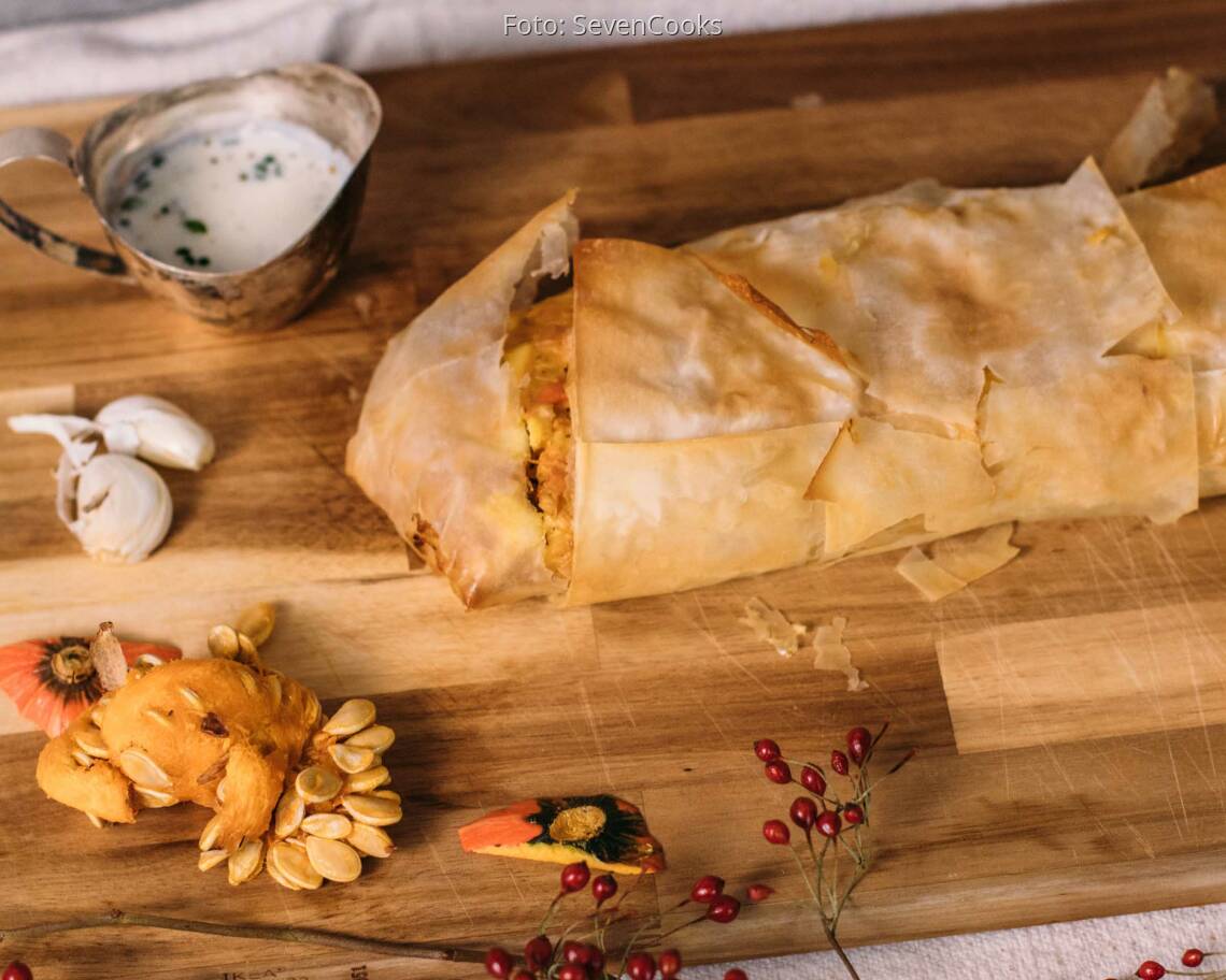 Vegetarisches Rezept: Deftiger Herbststrudel mit Kürbis-Feta Füllung