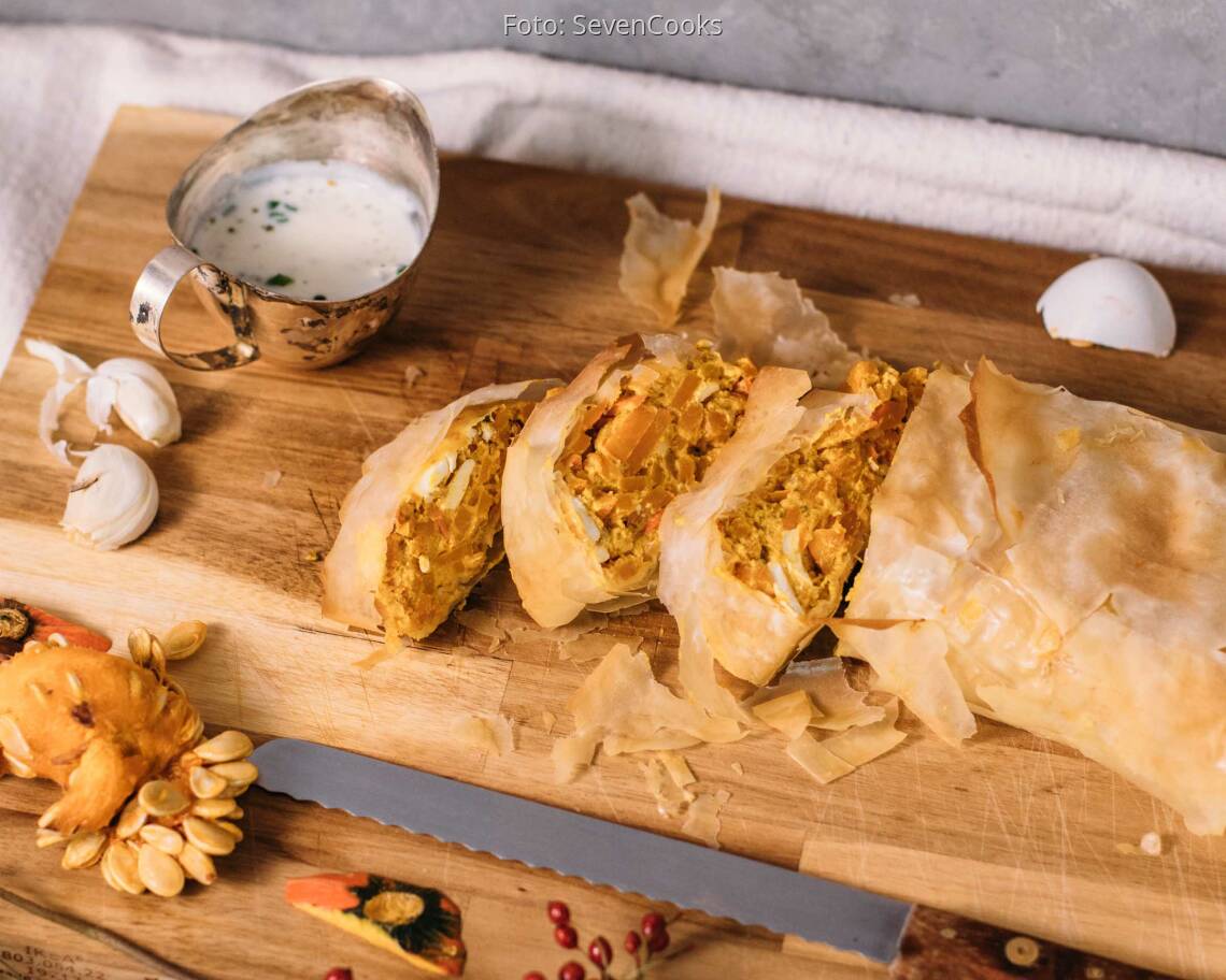 Vegetarisches Rezept: Deftiger Herbststrudel mit Kürbis-Feta Füllung
