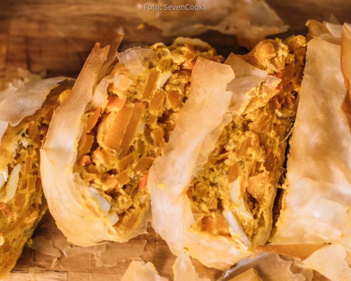 Vegetarisches Rezept: Deftiger Herbststrudel mit Kürbis-Feta Füllung