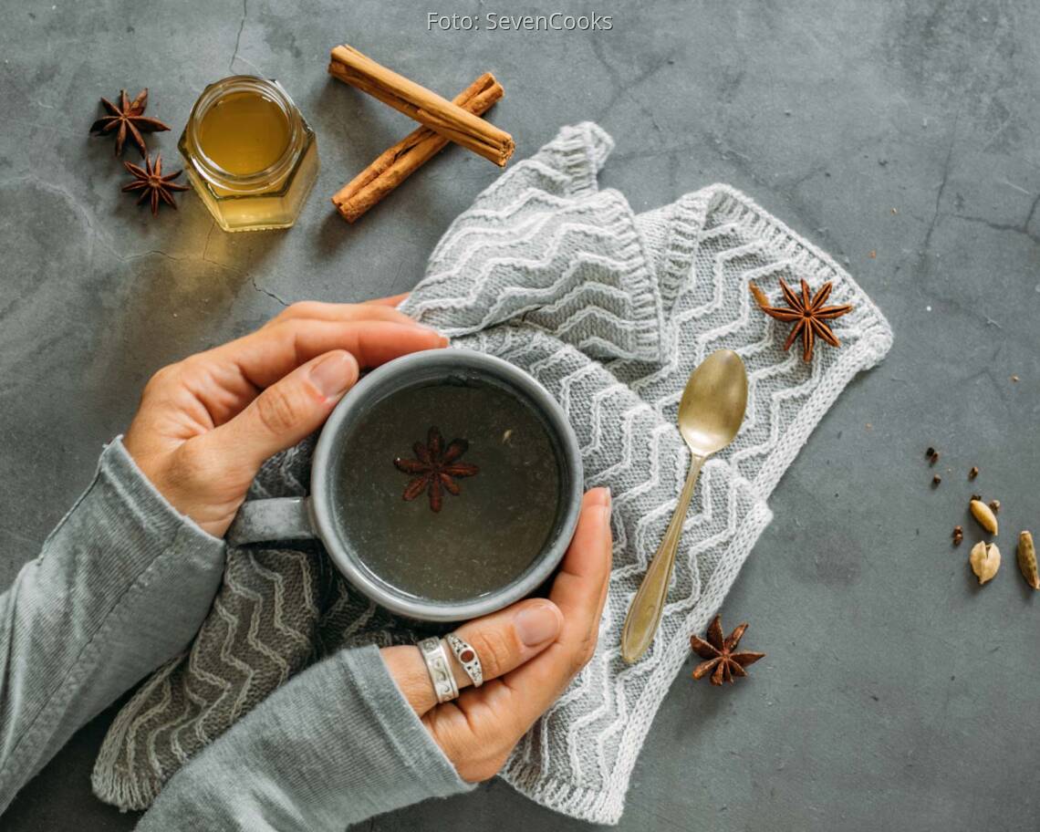 Vegetarisches Rezept: Detox Drink mit Apfelessig und Honig