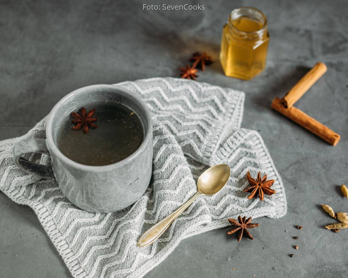 Vegetarisches Rezept: Detox Drink mit Apfelessig und Honig