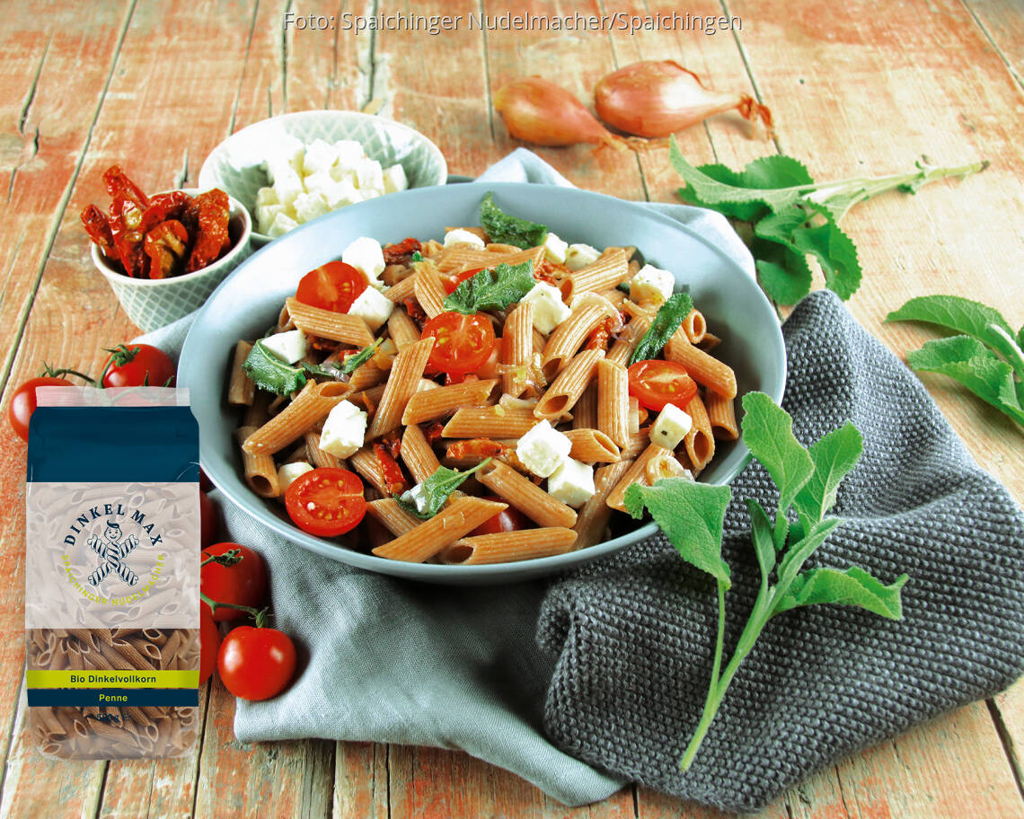 Vegetarisches Rezept: Dinkelvollkorn Penne mit Salbeibutter, Tomaten und Feta von DINKEL MAX