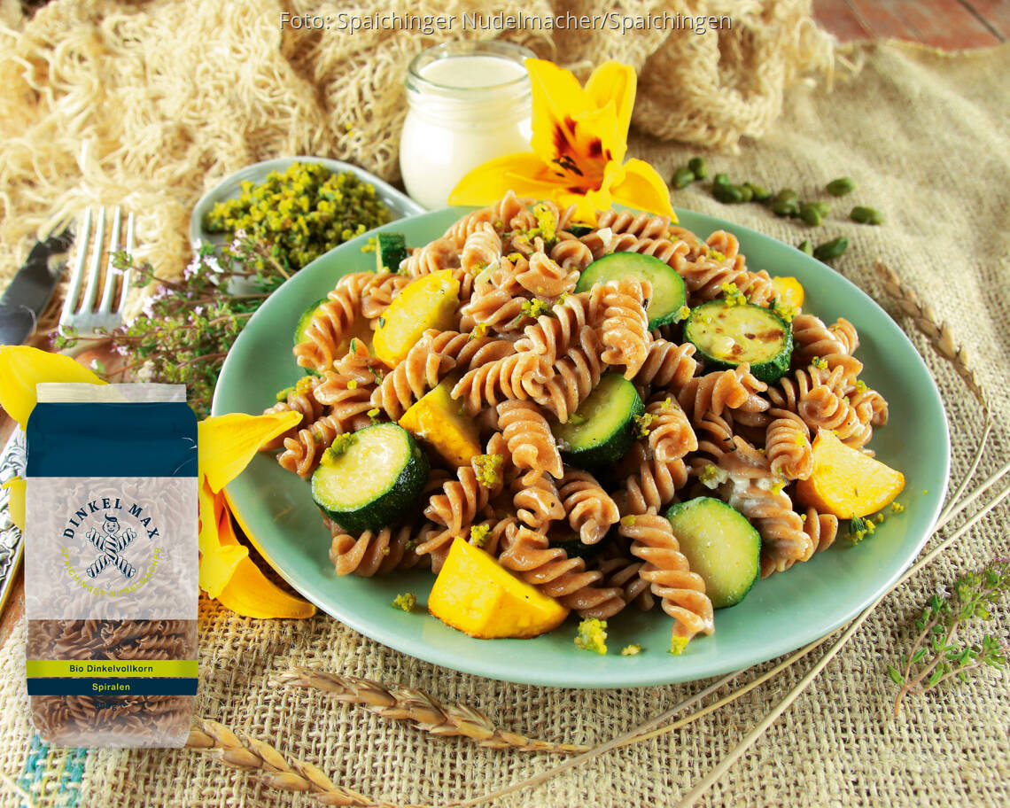 Vegetarisches Rezept: Dinkelvollkorn Spiralen mit Zucchini und Thymian-Gremolata von DINKEL MAX