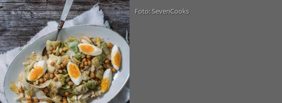 Rezeptbild für "Eisbergsalat mit Ei und Kichererbsen"