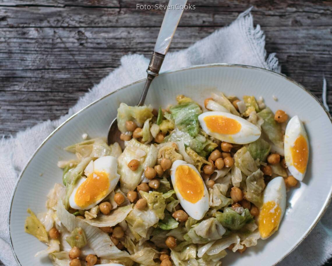 Vegetarisches Rezept: Eisbergsalat mit Ei und Kichererbsen_1