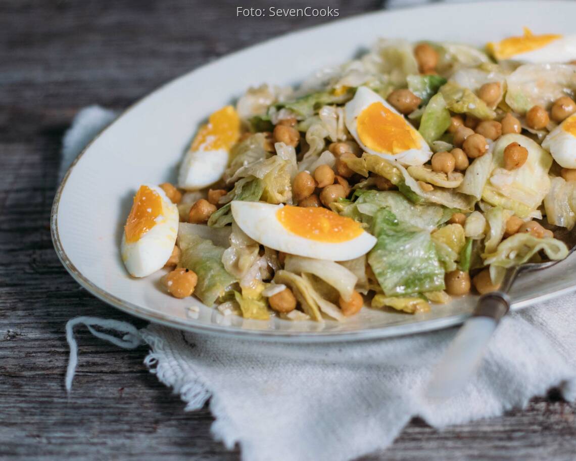 Vegetarisches Rezept: Eisbergsalat mit Ei und Kichererbsen_2