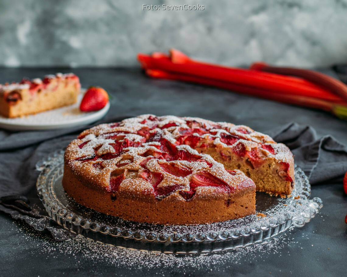 Vegetarisches Rezept: Erdbeer-Rhabarber-Kuchen