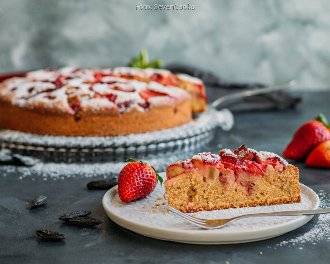 Vegetarisches Rezept: Erdbeer-Rhabarber-Kuchen