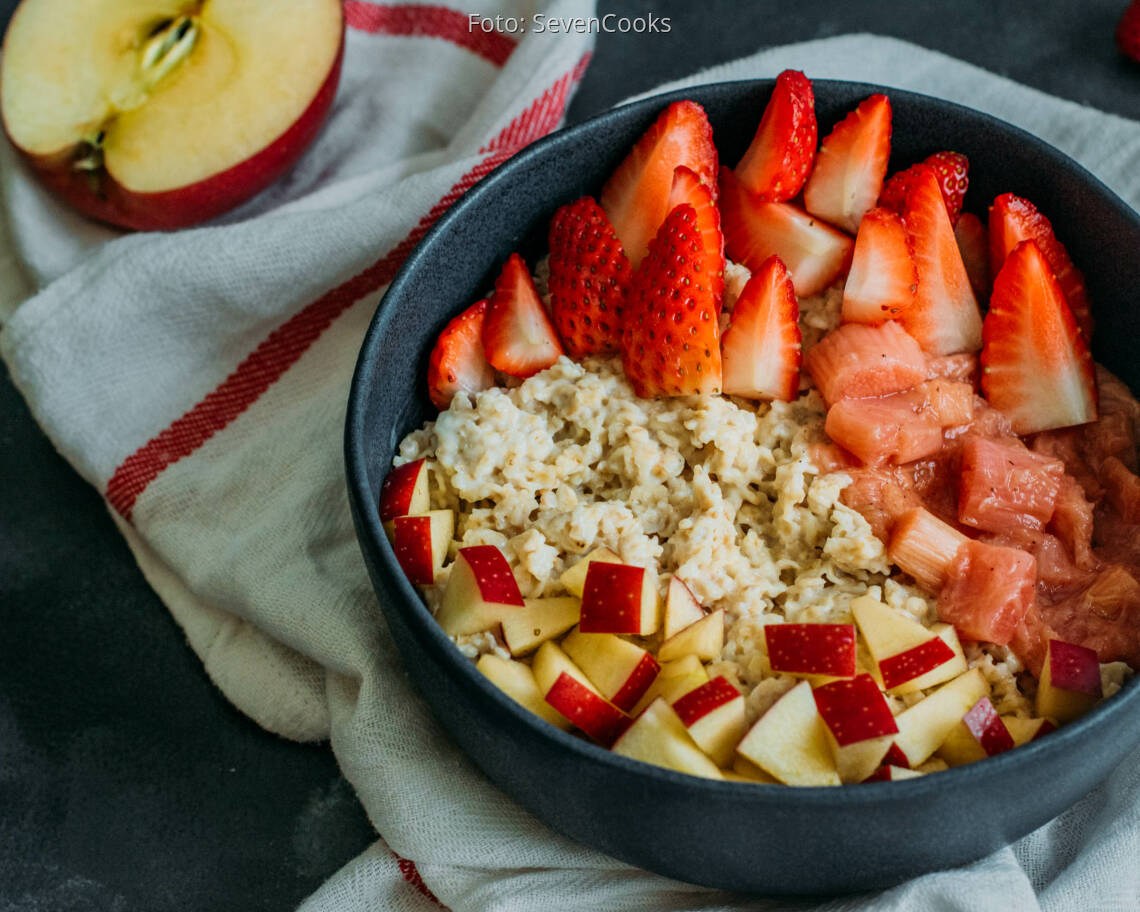 Vegetarisches Rezept: Erdbeer-Rhabarber-Porridge 2