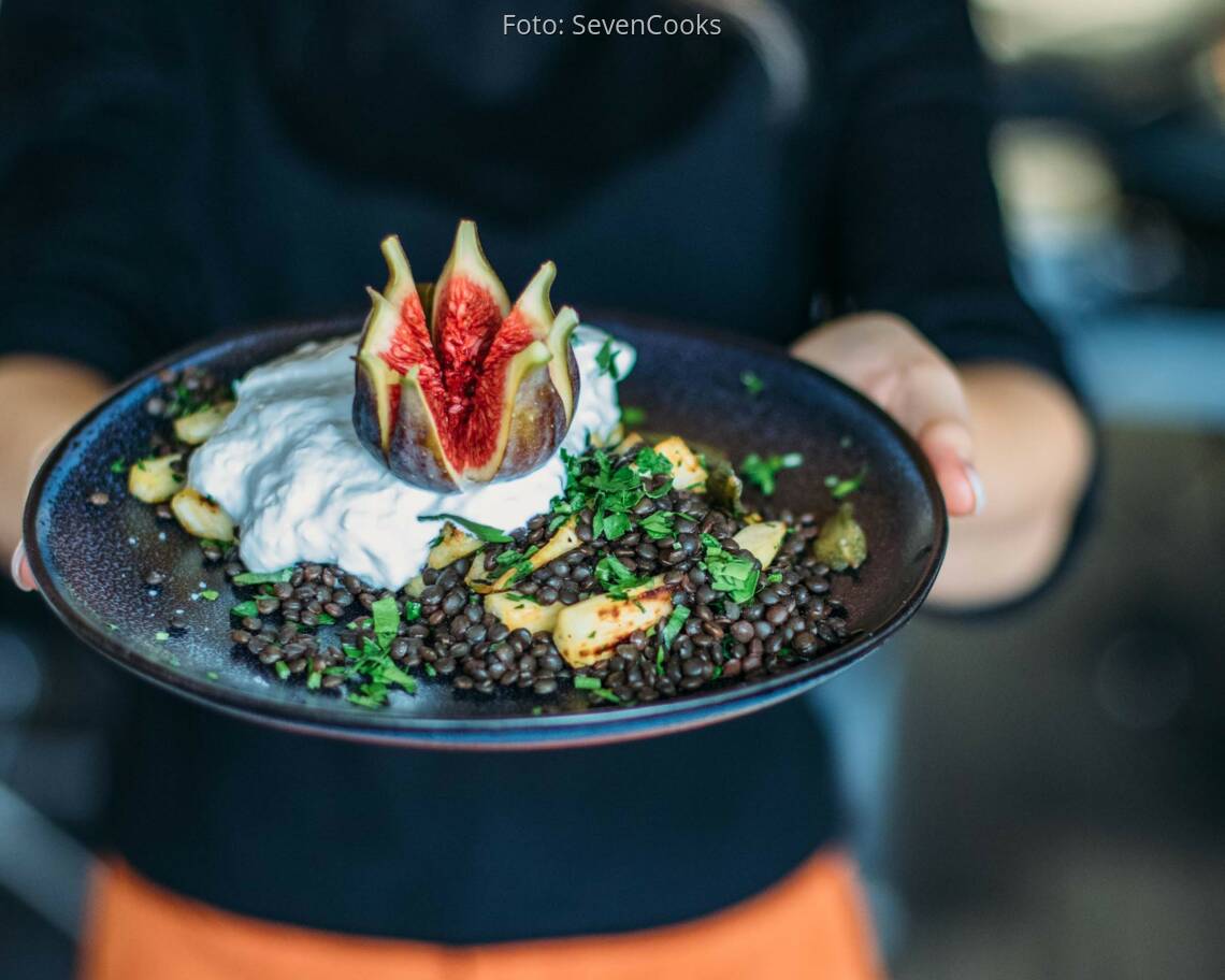 Vegetarisches Rezept: Feige an cremiger Burrata und Linsenbett 1