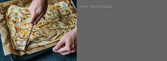 Rezeptbild für "Flammkuchen mit Birne und Gorgonzola"