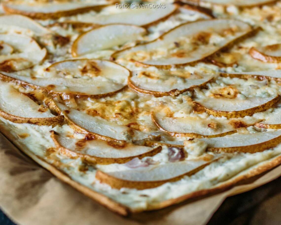 Vegetarisches Rezept: Flammkuchen mit Gorgonzola und Birne