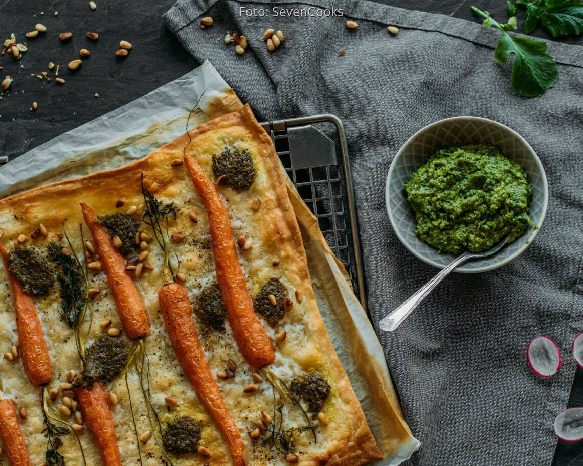 Vegetarisches Rezept: Flammkuchen mit Radieschenpesto und Möhren
