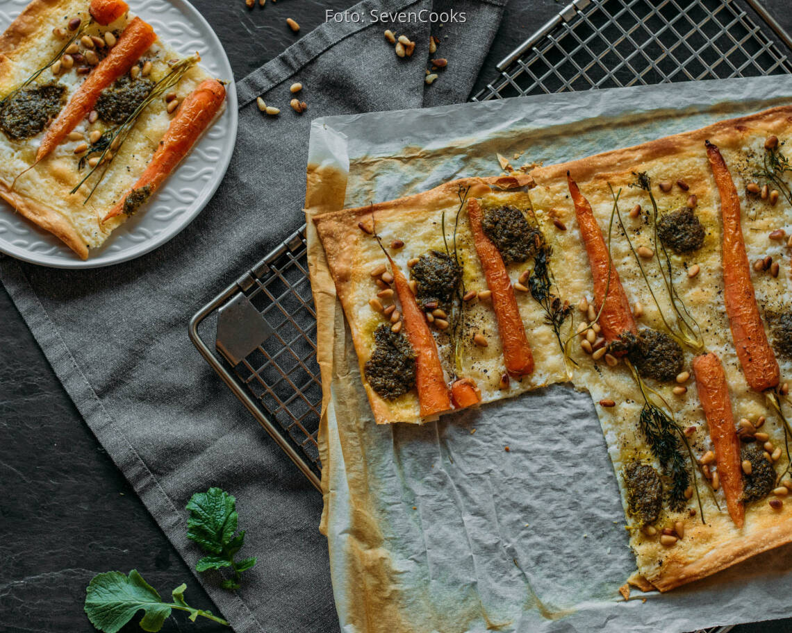 Vegetarisches Rezept: Flammkuchen mit Radieschenpesto und Möhren