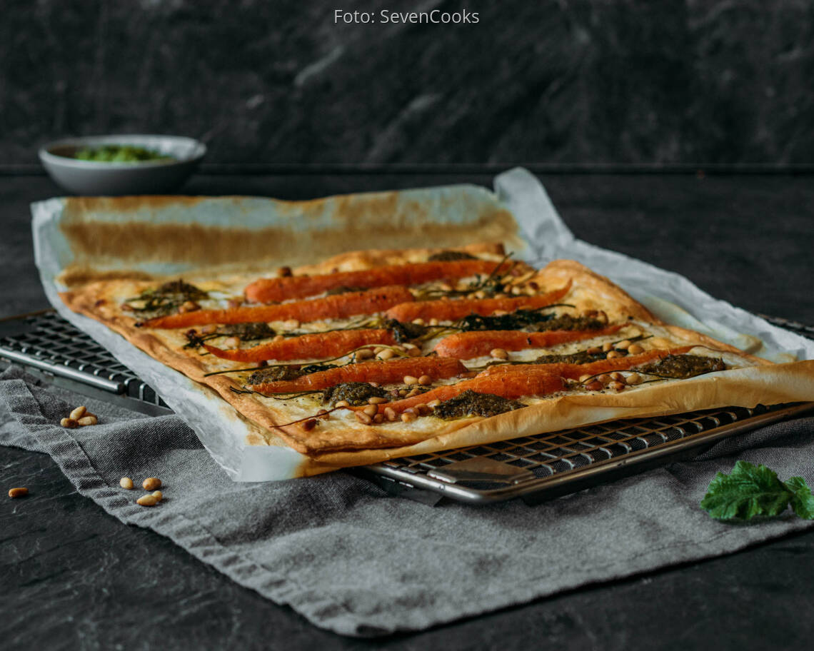 Vegetarisches Rezept: Flammkuchen mit Radieschenpesto und Möhren