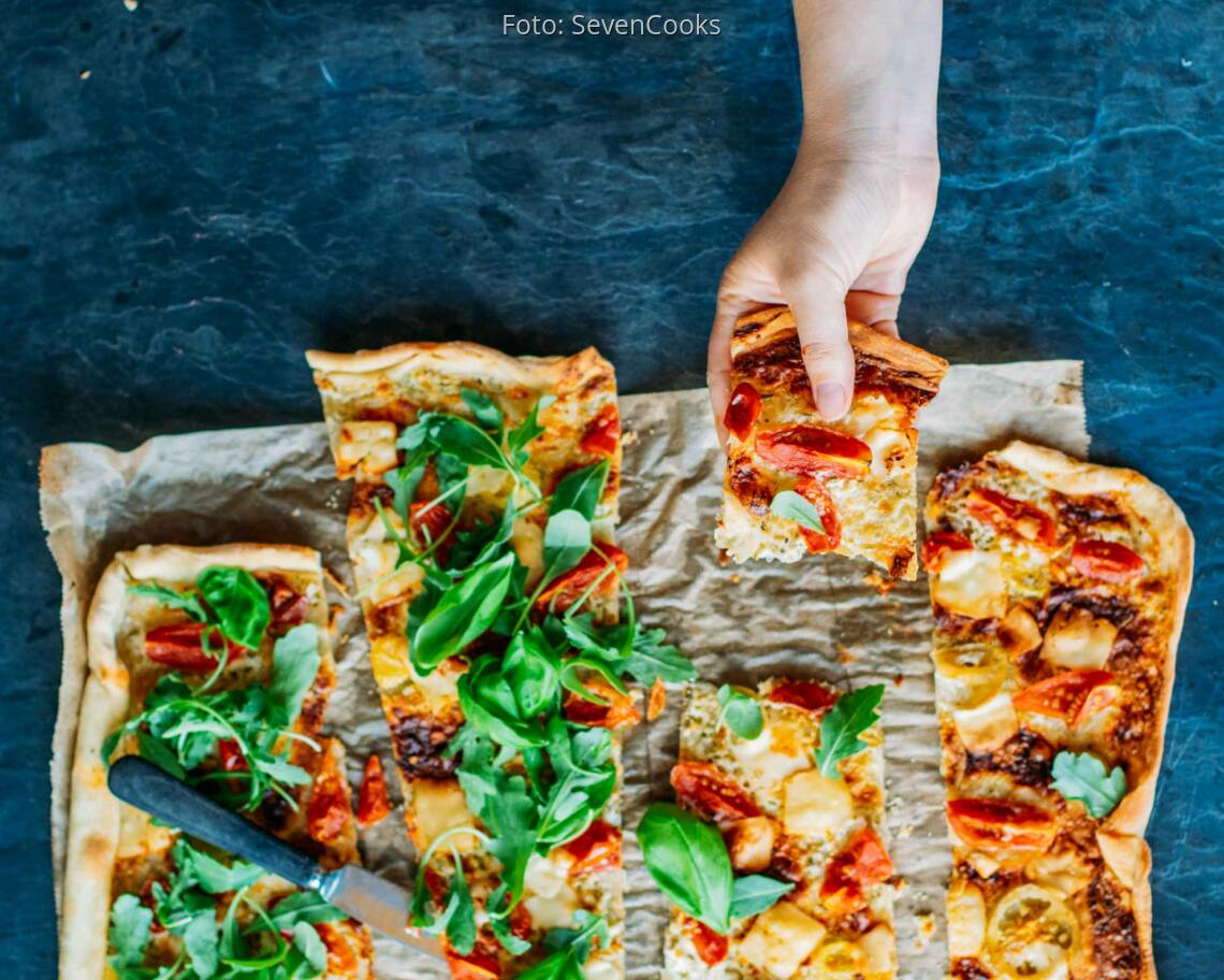 Vegetarisches Rezept: Flammkuchen mit Tomate und Rucola 1