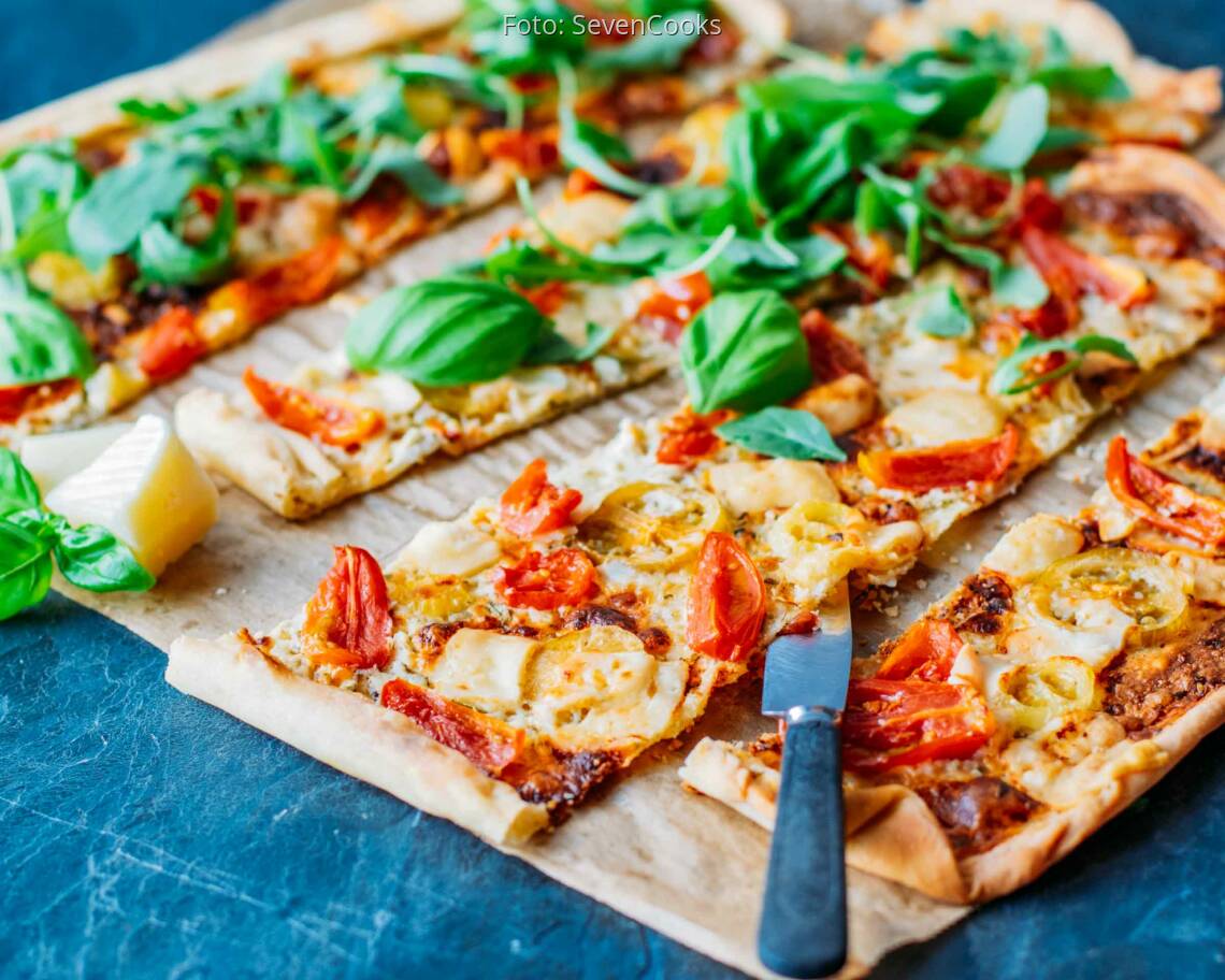 Vegetarisches Rezept: Flammkuchen mit Tomate und Rucola 2
