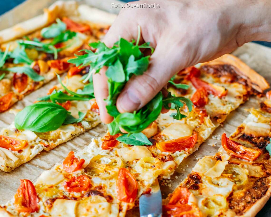 Vegetarisches Rezept: Flammkuchen mit Tomate und Rucola 3