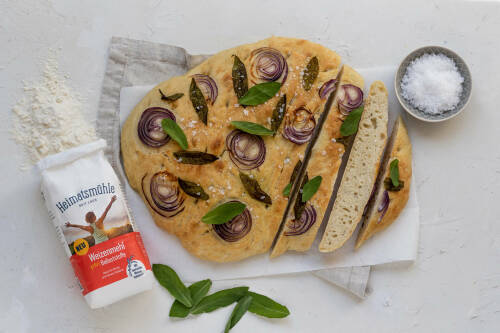 Selbst gemachtes Focaccia mit Zwiebeln und Salbei