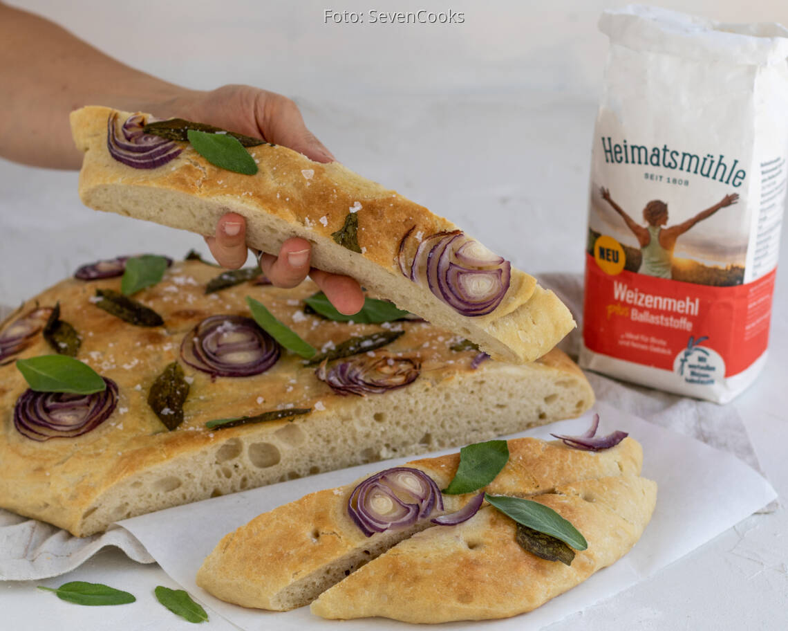 Vegetarisches Rezept: Focaccia mit Salbei und roten Zwiebeln 2