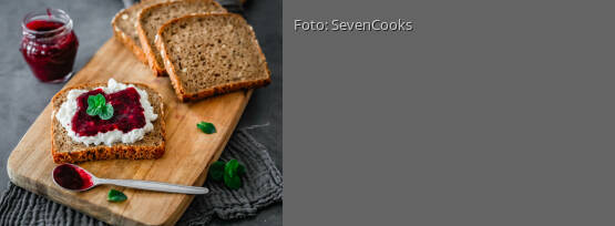 Rezeptbild für "Frühstücksbrot mit Brombeer-Marmelade und Frischkäse"
