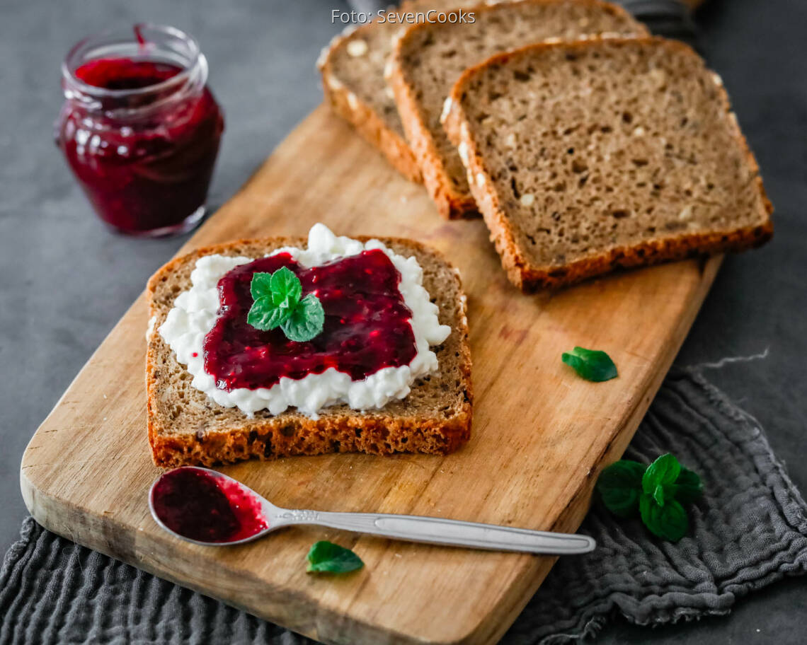 Vegetarisches Rezept: Frühstücksbrot mit Brombeeren und Frischkäse 1