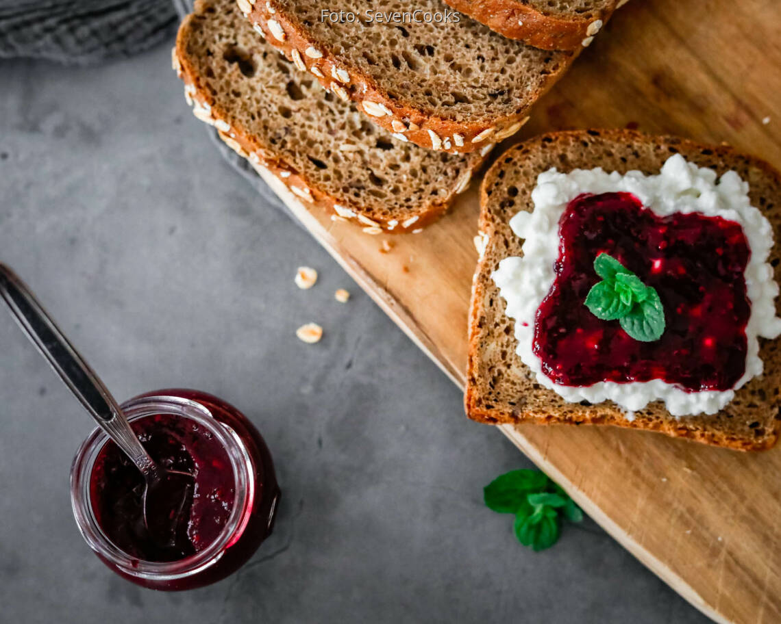 Vegetarisches Rezept: Frühstücksbrot mit Brombeeren und Frischkäse 2