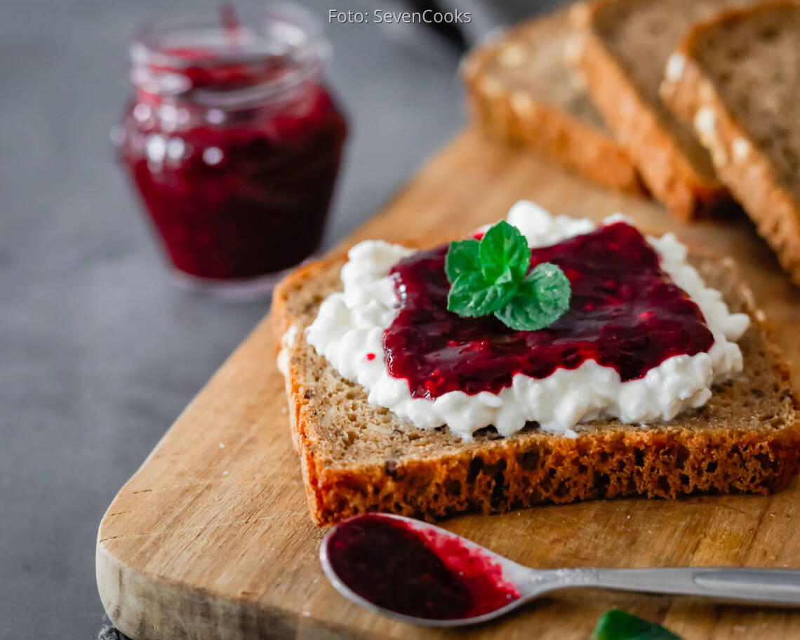 Vegetarisches Rezept: Frühstücksbrot mit Brombeeren und Frischkäse 3