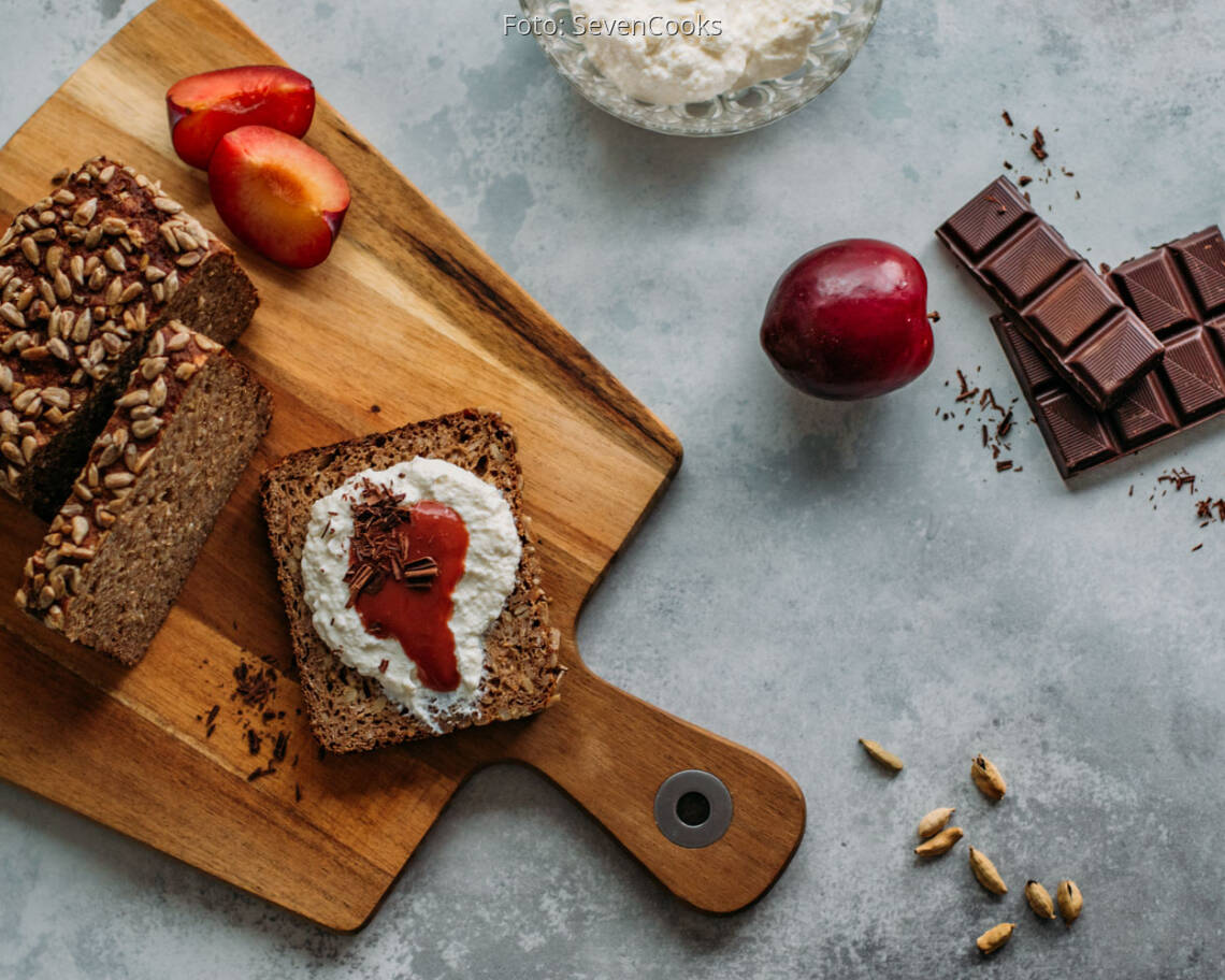 Vegetarisches Rezept: Frühstücksbrot mit Ricotta und Pflaumenmus