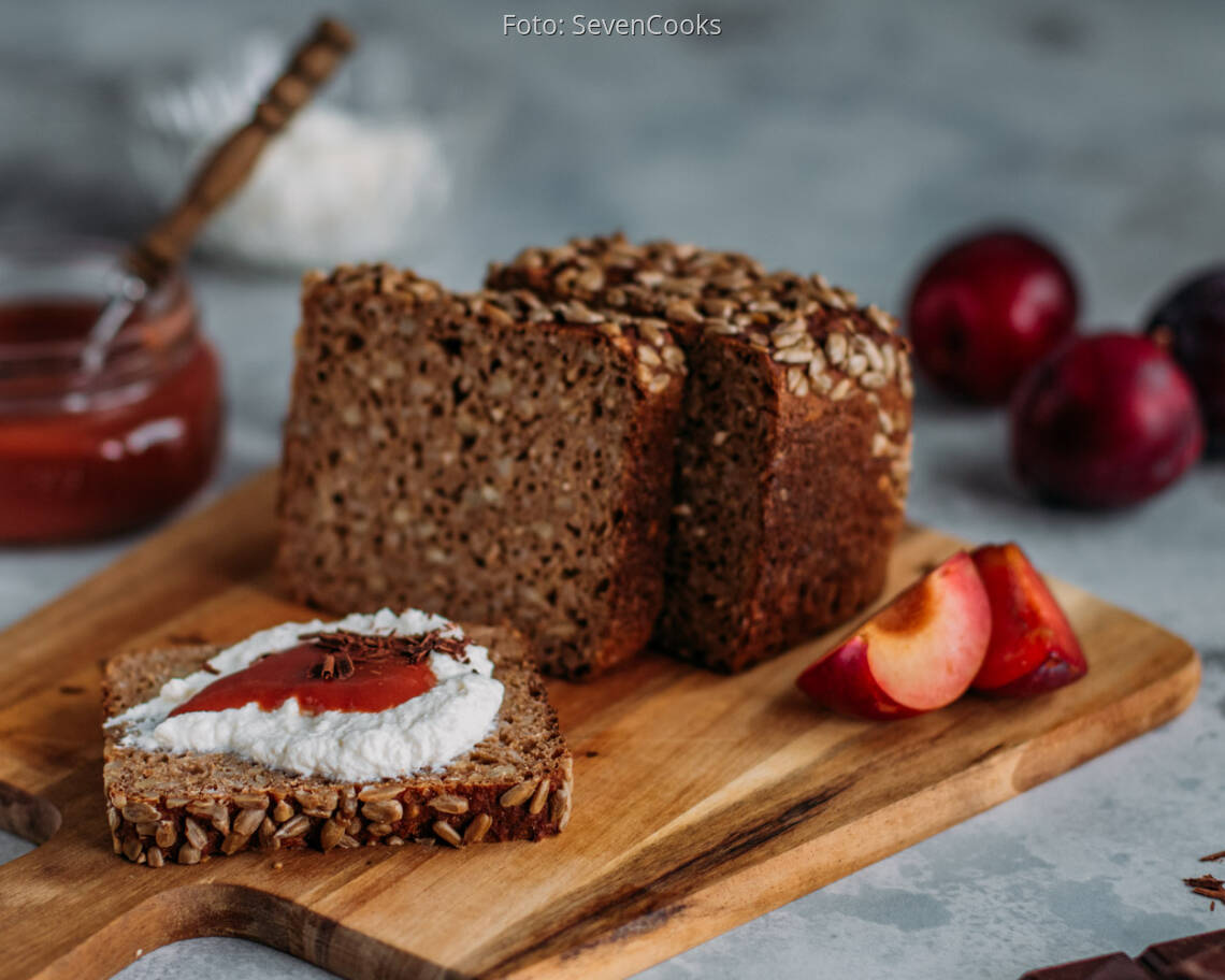 Vegetarisches Rezept: Frühstücksbrot mit Ricotta und Pflaumenmus