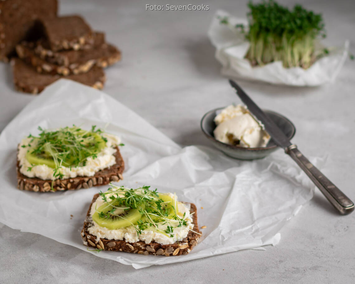 Vegetarisches Rezept: Frischkäsebrot mit Kiwi