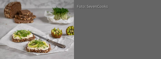 Rezeptbild für "Vollkornbrot mit Frischkäse und Kiwi"