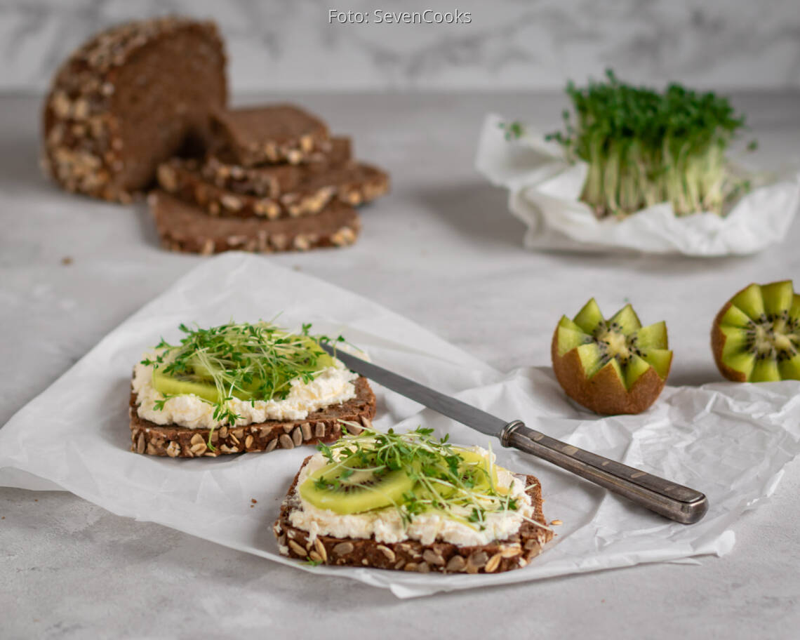 Vegetarisches Rezept: Frischkäsebrot mit Kiwi