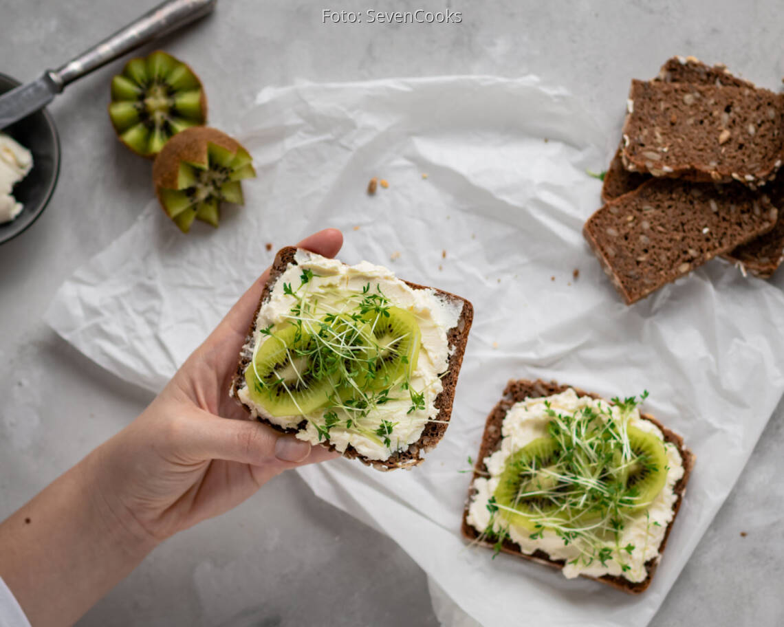 Vegetarisches Rezept: Frischkäsebrot mit Kiwi