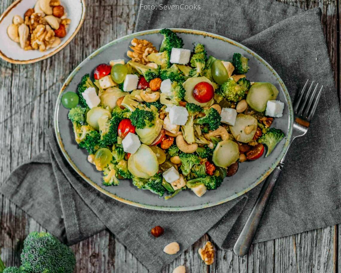 Vegetarisches_Rezept:_Fruchtiger_Brokkolisalat_mit_Nüssen_neu 1