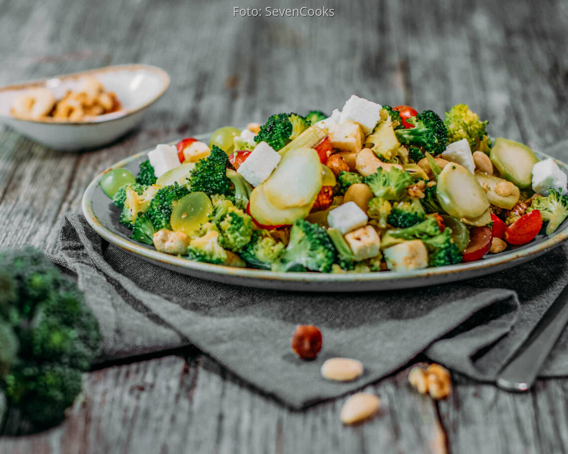 Vegetarisches_Rezept:_Fruchtiger_Brokkolisalat_mit_Nüssen_neu 2