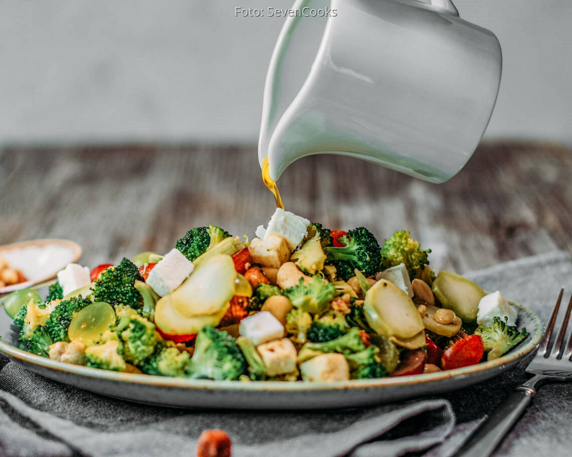 Vegetarisches_Rezept:_Fruchtiger_Brokkolisalat_mit_Nüssen_neu 3
