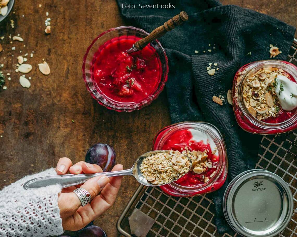 vegetarisches_rezept__fruchtiger_fruehstuecksjoghurt_mit_muesli_crunch_neu_2_von_4