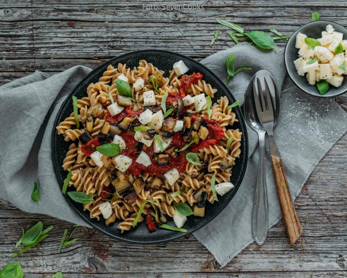 Vegetarisches Rezept: Fusilli mit Auberginen & Mozzarella 1