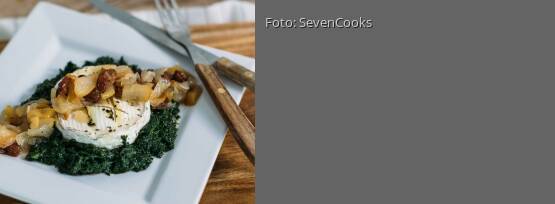 Rezeptbild für "Gebackener Camembert auf Spinatbett mit Birnen-Rosinen-Chutney"