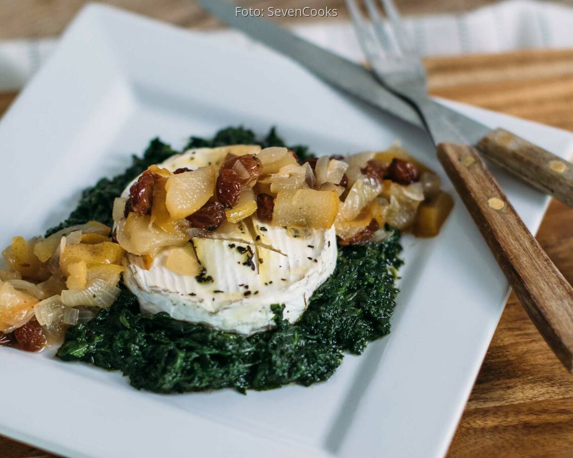 Vegetarisches Rezept: Gebackener Camembert auf Spinatbett mit Birnen-Rosinen-Chutney_1