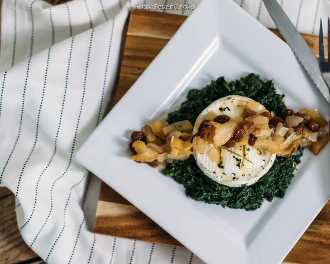 Vegetarisches Rezept: Gebackener Camembert auf Spinatbett mit Birnen-Rosinen-Chutney_2