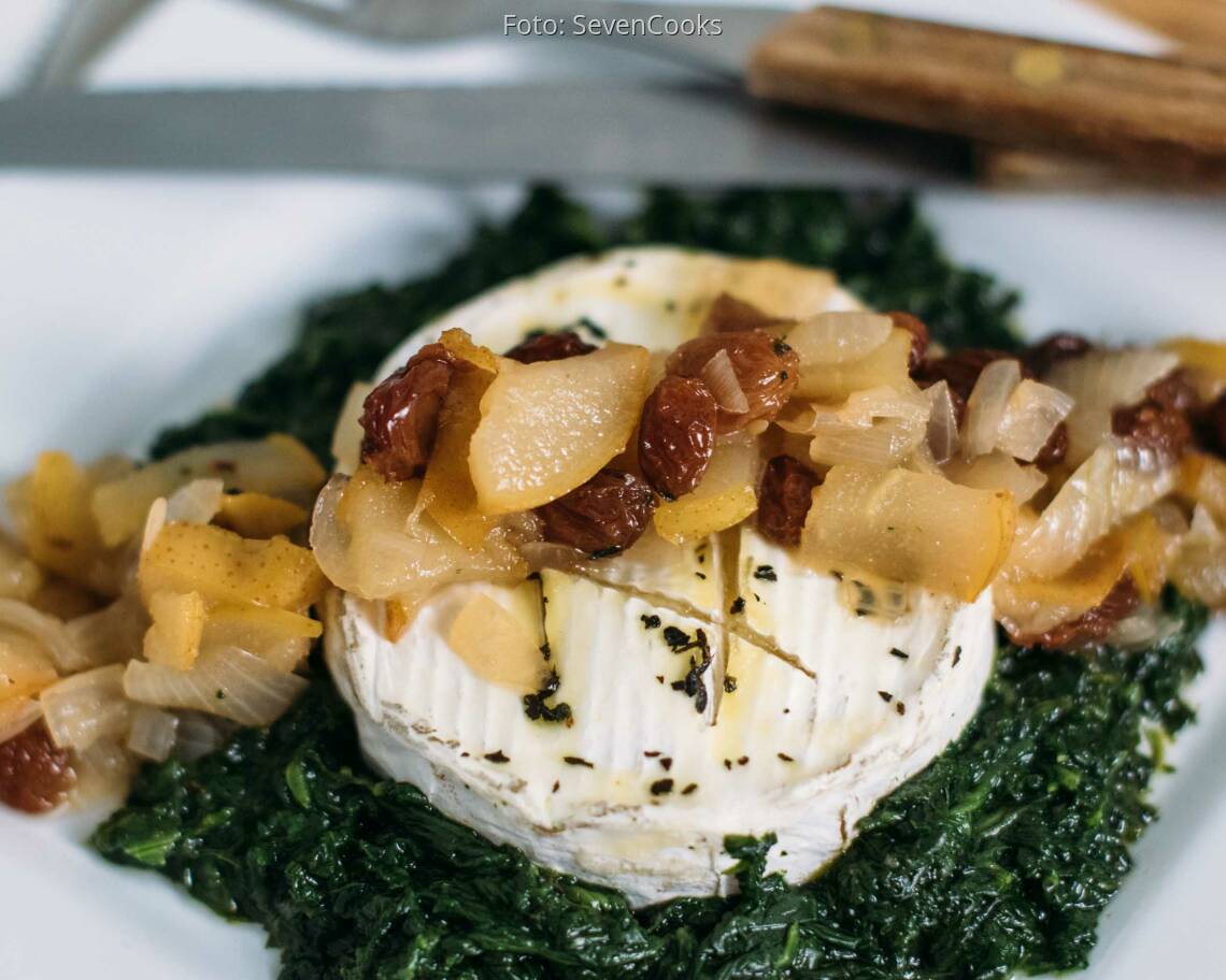 Vegetarisches Rezept: Gebackener Camembert auf Spinatbett mit Birnen-Rosinen-Chutney_3