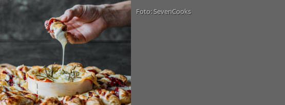 Rezeptbild für "Gebackener Camembert mit Preiselbeer-Walnuss-Sticks"
