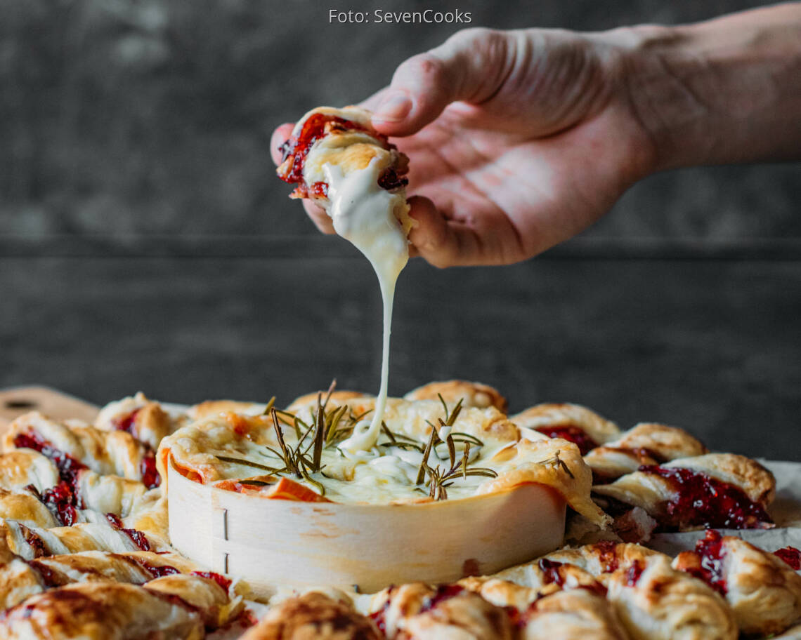 Vegetarisches Rezept: Gebackener Camembert mit Preiselbeer-Walnuss-Sticks