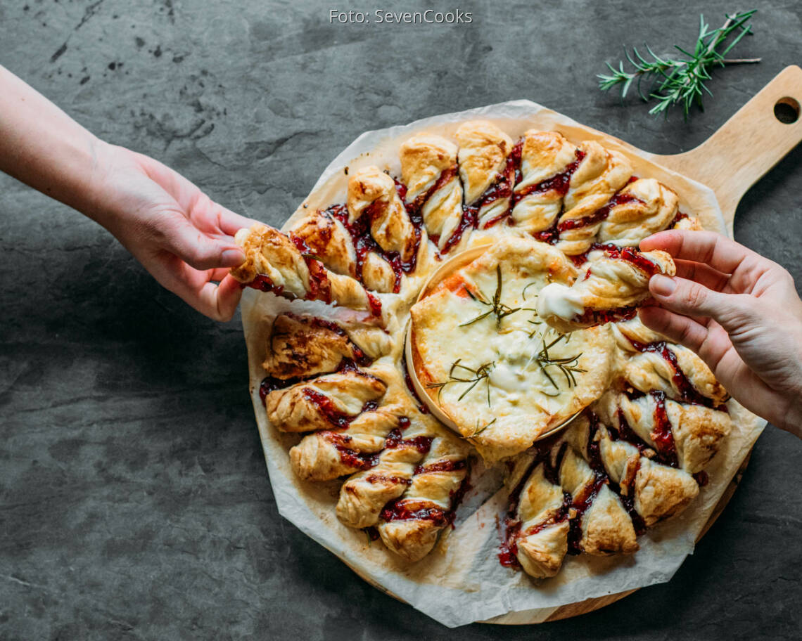 Vegetarisches Rezept: Gebackener Camembert mit Preiselbeer-Walnuss-Sticks