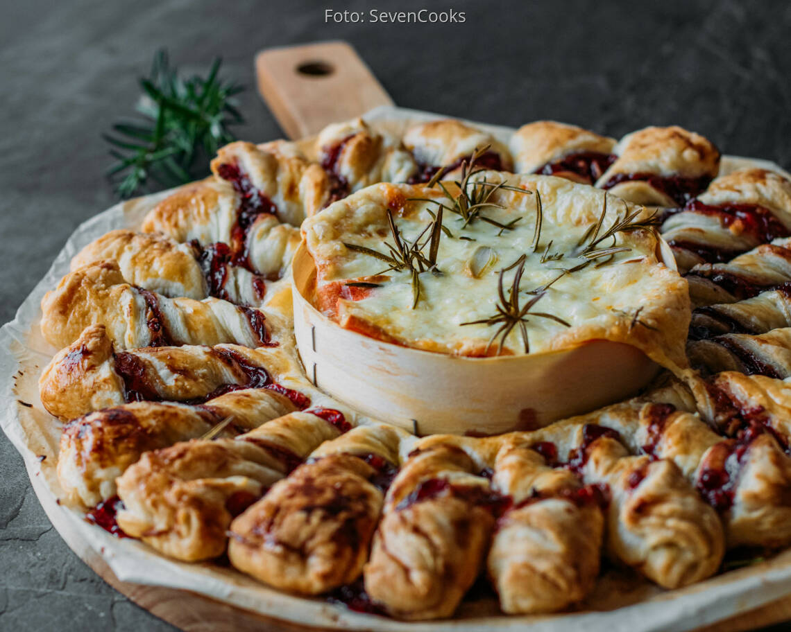 Vegetarisches Rezept: Gebackener Camembert mit Preiselbeer-Walnuss-Sticks